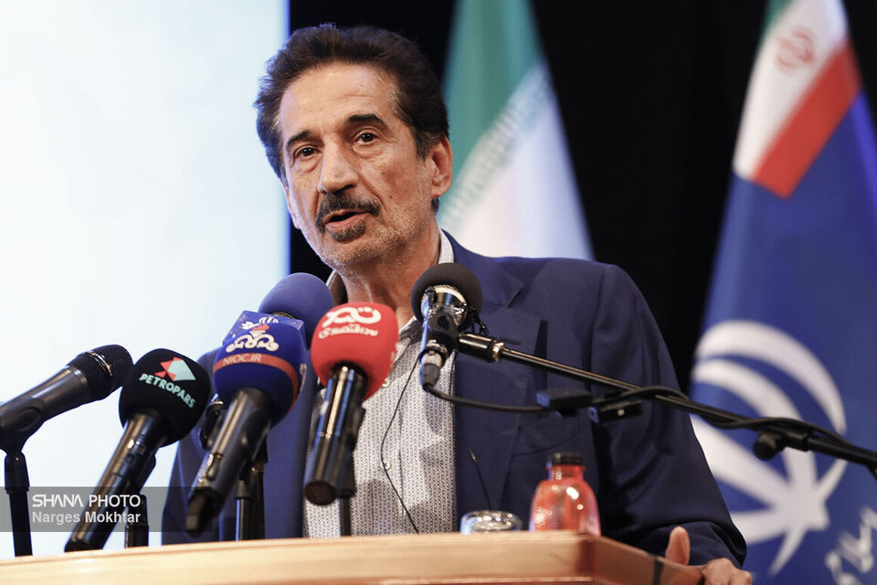 قدردانی از وزیر نفت برای ایجاد تحول انقلابی در کوتاه شدن فرآیند دریافت مجوزهای سرمایهگذاری قدردانی از وزیر نفت برای ایجاد تحول انقلابی در کوتاه شدن فرآیند دریافت مجوزهای سرمایهگذاری