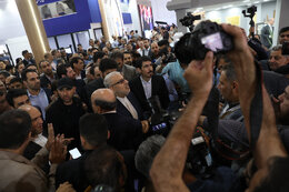 Owji Receives Views of Iranian Companies During Visit to Oil Show
