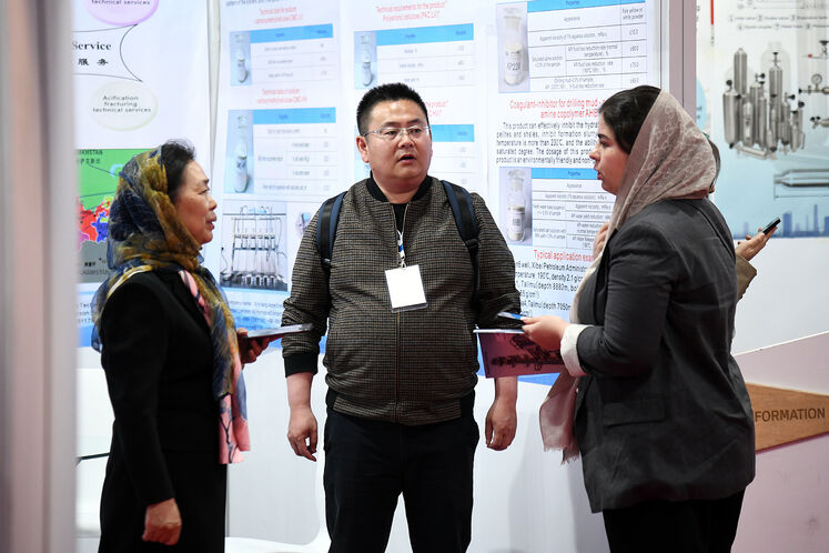 حضور خارجی‌ها در سالن ۳۵ بیست‌وهشتمین نمایشگاه بین‌المللی نفت ایران