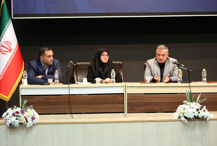 آیین رونمایی پترو آفرین