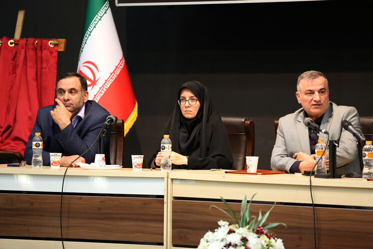 آیین رونمایی پترو آفرین