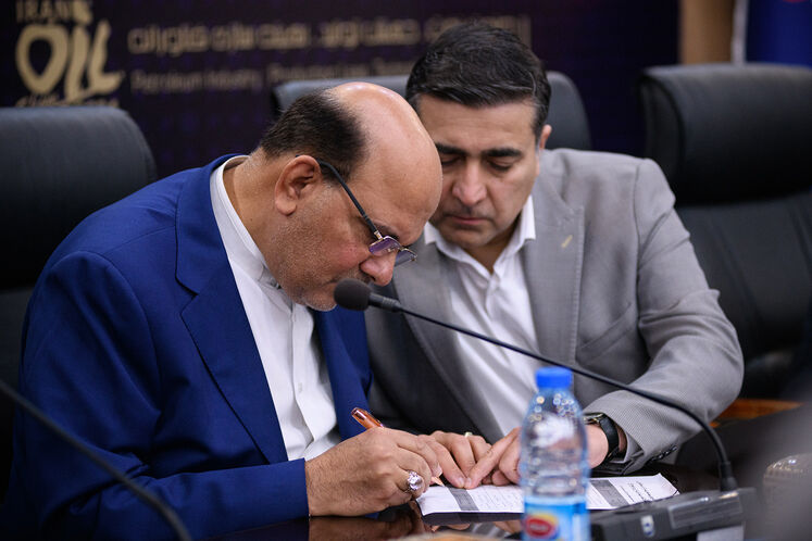 رضا دهقان، معاون امور مهندسی و توسعه شرکت ملی نفت ایران و محسن خجستهمهر، مدیرعامل شرکت ملی نفت ایران