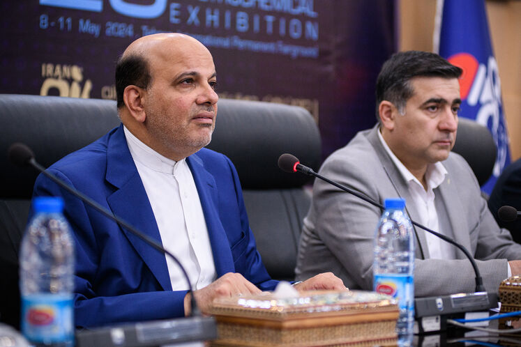 رضا دهقان، معاون امور مهندسی و توسعه و محسن خجستهمهر، مدیرعامل شرکت ملی نفت ایران