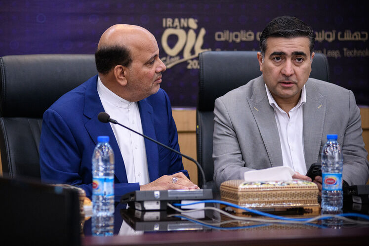 رضا دهقان، معاون امور مهندسی و توسعه شرکت ملی نفت ایران و محسن خجستهمهر، مدیرعامل شرکت ملی نفت ایران