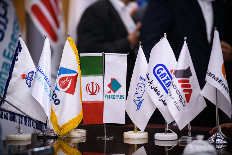 آیین امضای ۹ تفاهمنامه توسعه میدانهای نفت و گاز با شرکتهای اکتشاف و تولید