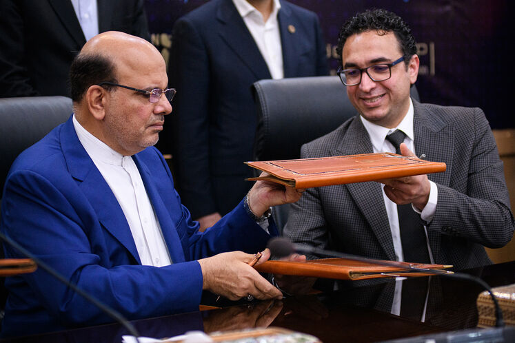 آیین امضای ۹ تفاهمنامه توسعه میدانهای نفت و گاز با شرکتهای اکتشاف و تولید