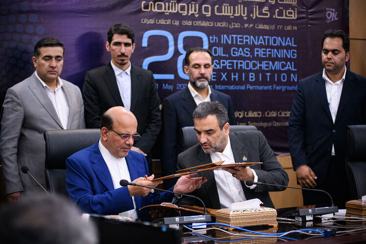 آیین امضای ۹ تفاهمنامه توسعه میدانهای نفت و گاز با شرکتهای اکتشاف و تولید