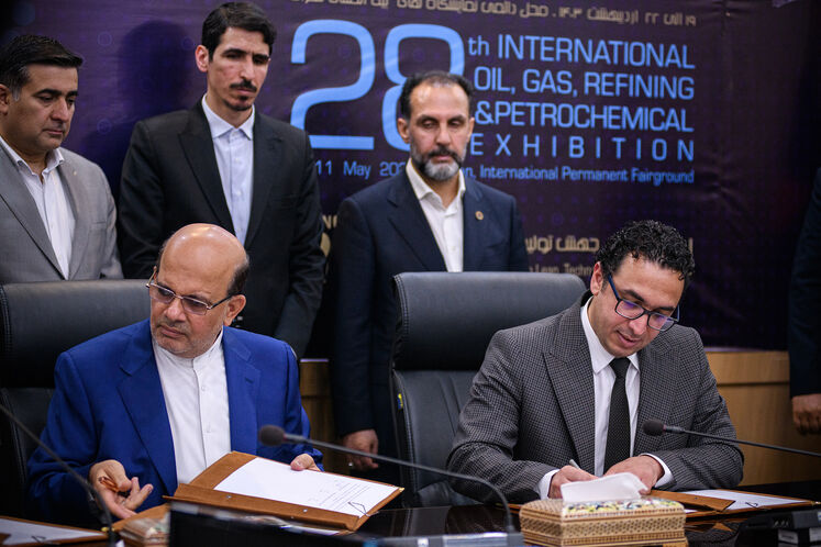 آیین امضای ۹ تفاهمنامه توسعه میدانهای نفت و گاز با شرکتهای اکتشاف و تولید