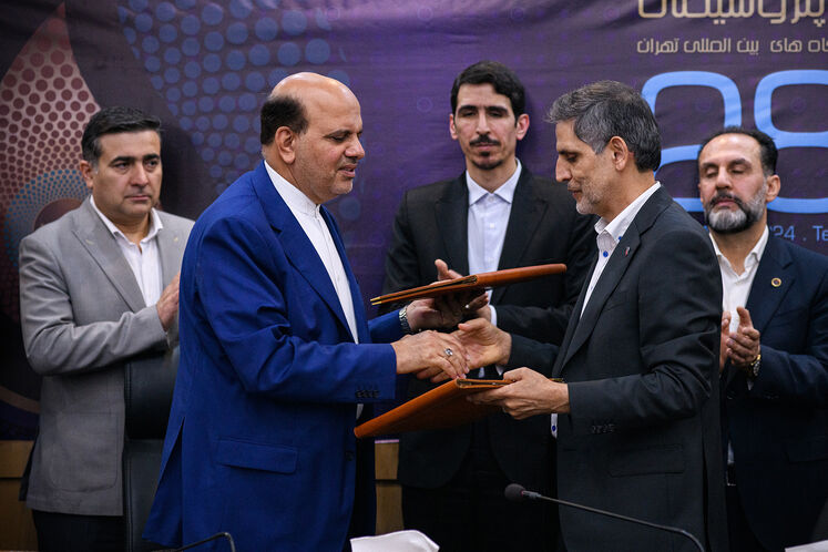 آیین امضای ۹ تفاهمنامه توسعه میدانهای نفت و گاز با شرکتهای اکتشاف و تولید