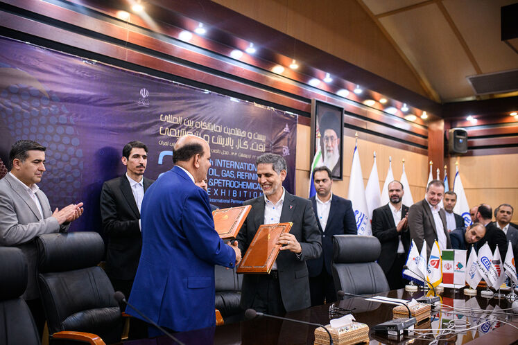 آیین امضای ۹ تفاهمنامه توسعه میدانهای نفت و گاز با شرکتهای اکتشاف و تولید