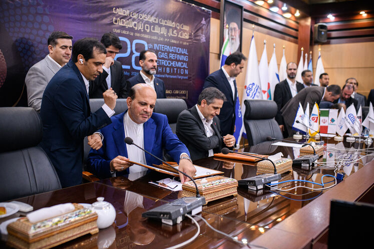 آیین امضای ۹ تفاهمنامه توسعه میدانهای نفت و گاز با شرکتهای اکتشاف و تولید