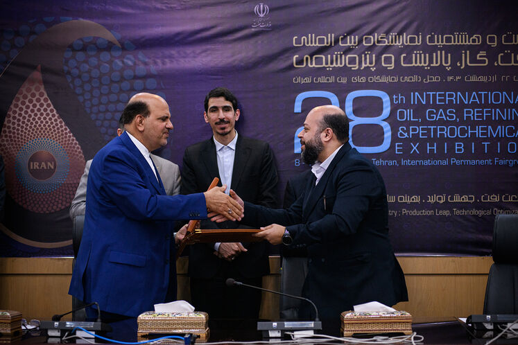 آیین امضای ۹ تفاهمنامه توسعه میدانهای نفت و گاز با شرکتهای اکتشاف و تولید