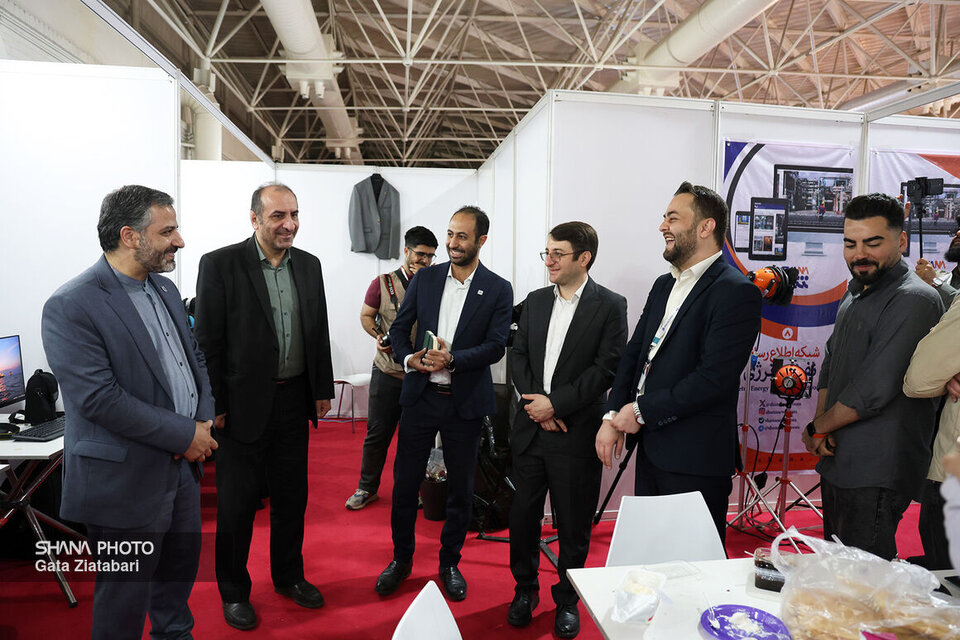 رئیس دانشگاه صنعت نفت از تحریریه رسانههای روابط عمومی وزارت نفت بازدید کرد رئیس دانشگاه صنعت نفت از تحریریه رسانههای روابط عمومی وزارت نفت بازدید کرد