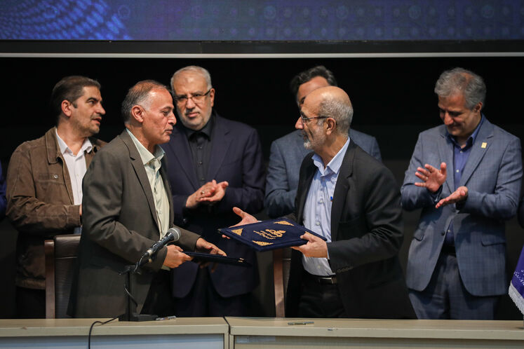 آیین امضای ۱۵ قرارداد و موافقتنامه در روز پایانی بیستوهشتمین نمایشگاه بینالمللی نفت