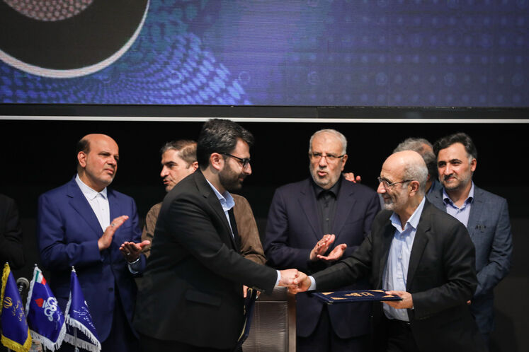 آیین امضای ۱۵ قرارداد و موافقتنامه در روز پایانی بیستوهشتمین نمایشگاه بینالمللی نفت