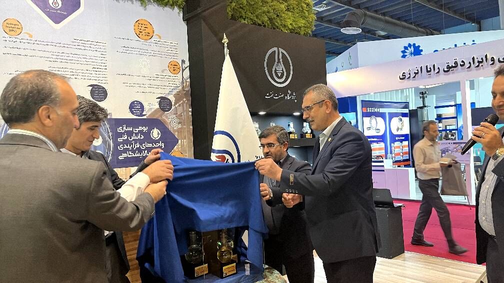 روغنهای بومیسازیشده موردنیاز تجهیزات صنعت نفت رونمایی شد روغنهای بومیسازیشده موردنیاز تجهیزات صنعت نفت رونمایی شد