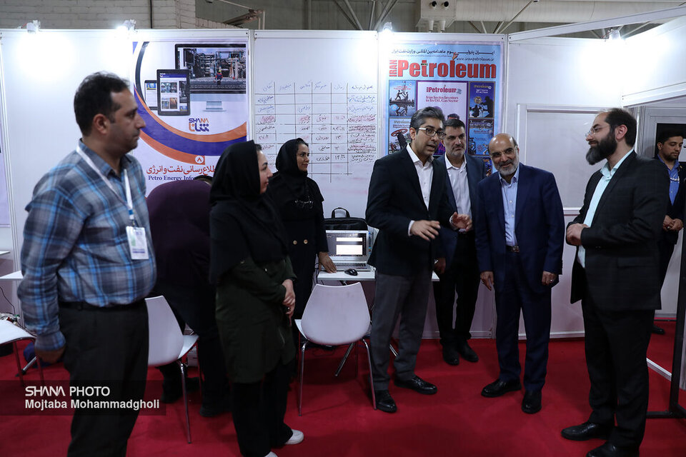 مدیرعامل هلدینگ خلیجفارس از تحریریه رسانههای روابط عمومی وزارت نفت بازدید کرد مدیرعامل هلدینگ خلیجفارس از تحریریه رسانههای روابط عمومی وزارت نفت بازدید کرد