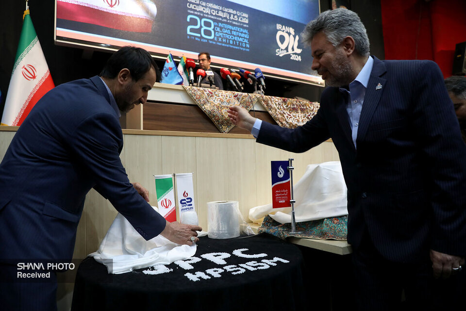 رونمایی از ۲ واحد تولید کاتالیست و ۱۰ محصول صنعت پتروشیمی رونمایی از ۲ واحد تولید کاتالیست و ۱۰ محصول صنعت پتروشیمی