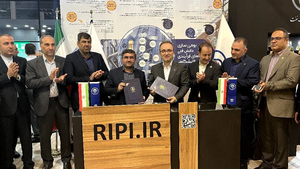 امضای قرارداد ۱۵ساله بین پژوهشگاه صنعت نفت و گروه گسترش نفت و گاز پارسیان امضای قرارداد ۱۵ساله بین پژوهشگاه صنعت نفت و گروه گسترش نفت و گاز پارسیان