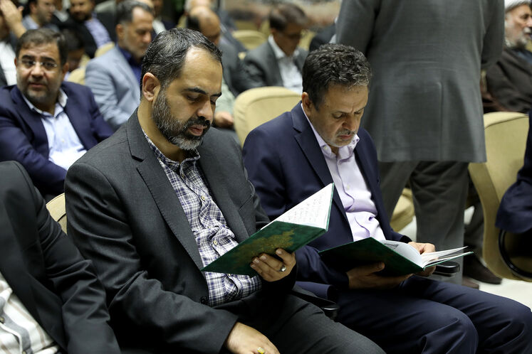 از چپ: علی فروزنده، مدیرکل روابط عمومی وزارت نفت و جلیل سالاری، معاون وزیر نفت در امور پالایش  و پخش فرآورده‌های نفتی