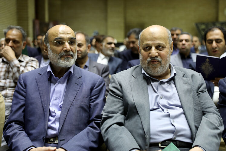 از راست: علیرضا ضیغمی، مشاور وزیر نفت و عبدالعلی علی‌عسکری، مدیرعامل گروه صنایع پتروشیمی خلیج فارس