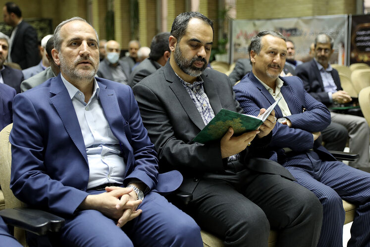 از چپ: مجید چگنی، مدیرعامل شرکت ملی گاز ایران و علی فروزنده، مدیرکل روابط عمومی وزارت نفت