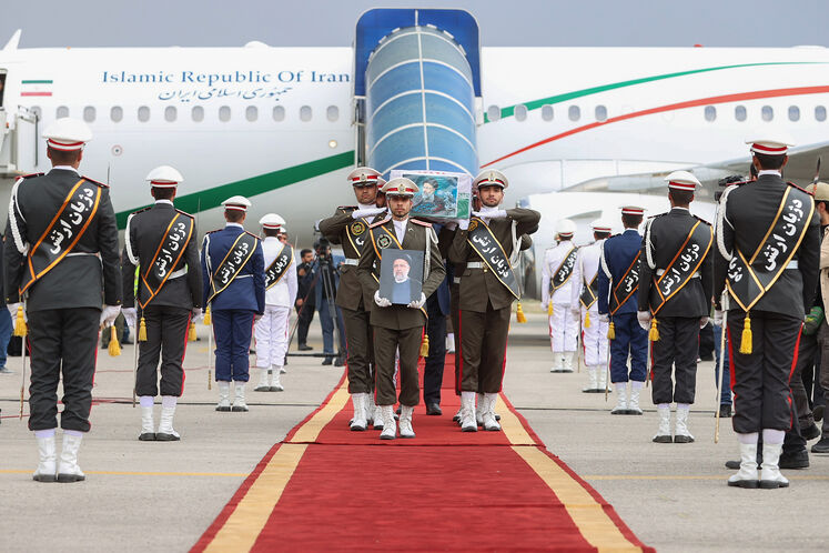 استقبال از پیکر رئیس جمهور شهید و همراهان در فرودگاه مهرآباد