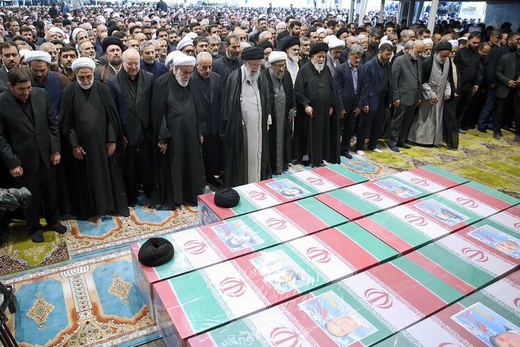 اقامه نماز بر پیکر شهید جمهور و همراهان به امامت رهبر معظم انقلاب اسلامی