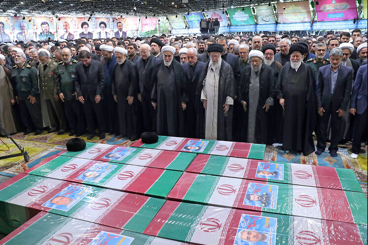 اقامه نماز بر پیکر شهید جمهور و همراهان به امامت رهبر معظم انقلاب اسلامی