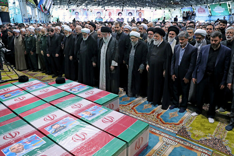 اقامه نماز بر پیکر شهید جمهور و همراهان به امامت رهبر معظم انقلاب اسلامی