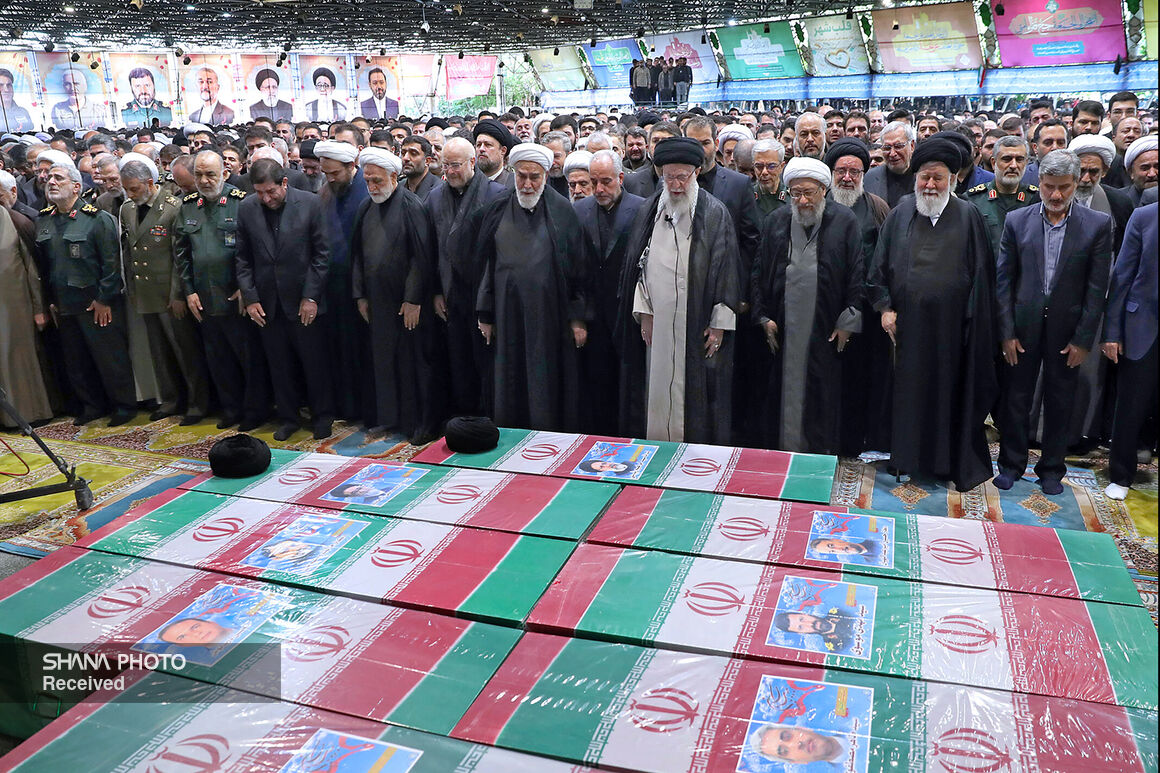 اقامه نماز مقام معظم رهبری بر پیکر شهدای انقلاب و آیین تشییع در تهران