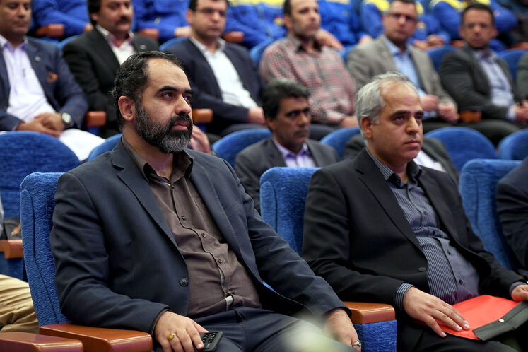از راست: محمدرضا میرشکاری، مدیرعامل شرکت گاز استان سیستان‌وبلوچستان و علی فروزنده، مدیرکل روابط عمومی وزارت نفت