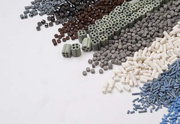 همایش «انتقال فناوری و بومیسازی کاتالیستهای صنایع پالایشی، پتروشیمی و گاز» برگزار میشود همایش «انتقال فناوری و بومیسازی کاتالیستهای صنایع پالایشی، پتروشیمی و گاز» برگزار میشود