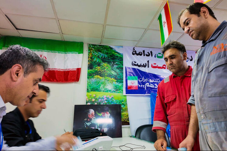 حضور کارکنان سکوهای پارس جنوبی در انتخابات ریاستجمهوری چهاردهم