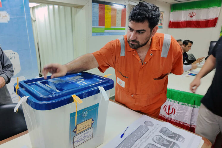 حضور کارکنان سکوهای پارس جنوبی در انتخابات ریاستجمهوری چهاردهم