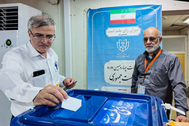 حضور کارکنان سکوهای پارس جنوبی در انتخابات ریاستجمهوری چهاردهم