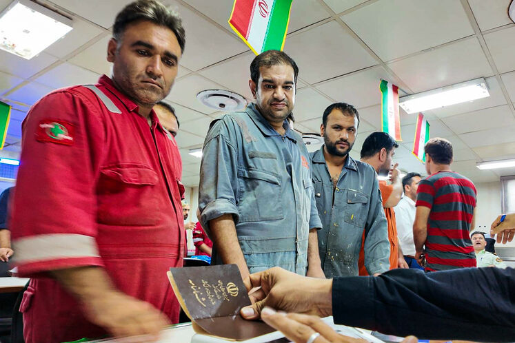 حضور کارکنان سکوهای پارس جنوبی در انتخابات ریاستجمهوری چهاردهم