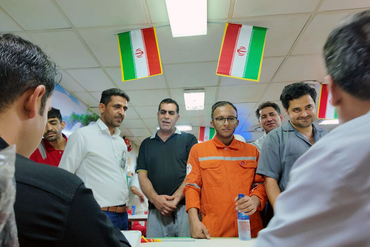 حضور کارکنان سکوهای پارس جنوبی در انتخابات ریاستجمهوری چهاردهم