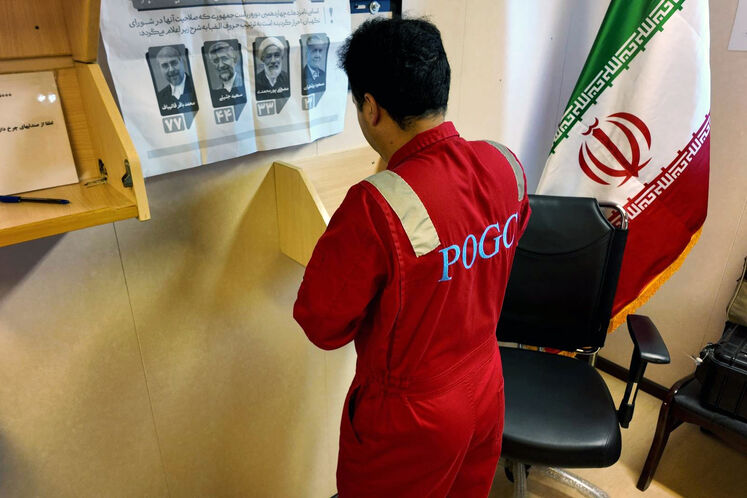 حضور کارکنان سکوهای پارس جنوبی در انتخابات ریاستجمهوری چهاردهم