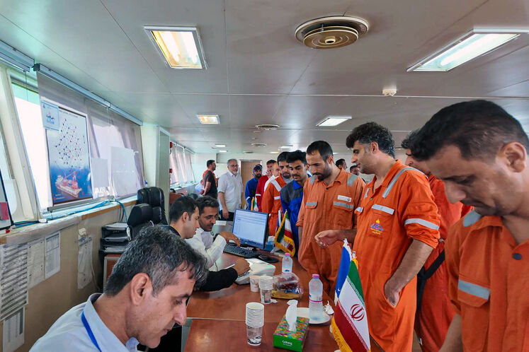 حضور کارکنان سکوهای پارس جنوبی در انتخابات ریاستجمهوری چهاردهم