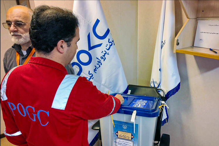 حضور کارکنان سکوهای پارس جنوبی در انتخابات ریاستجمهوری چهاردهم