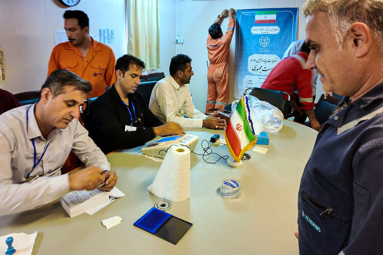 حضور کارکنان سکوهای پارس جنوبی در انتخابات ریاست‌جمهوری چهاردهم