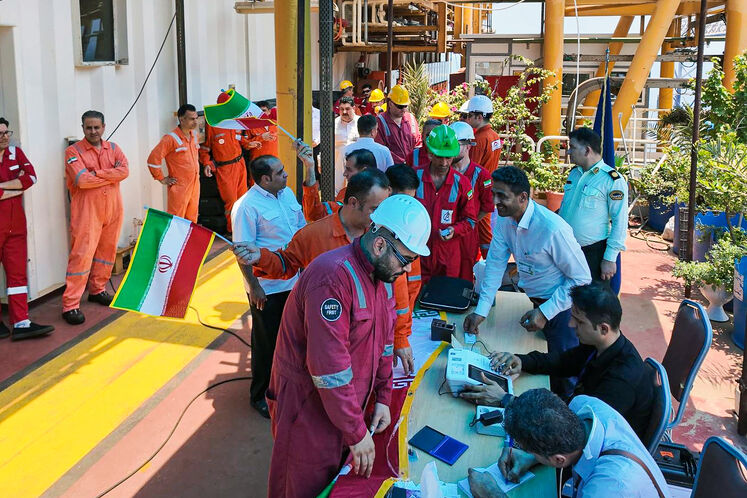 حضور کارکنان سکوهای پارس جنوبی در انتخابات ریاستجمهوری چهاردهم