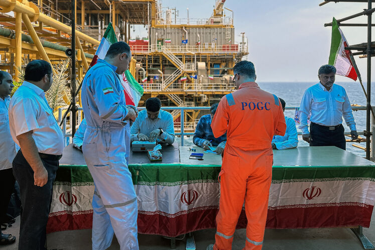 حضور کارکنان سکوهای پارس جنوبی در مرحله دوم انتخابات ریاستجمهوری چهاردهم