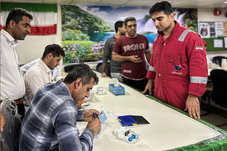 حضور کارکنان سکوهای پارس جنوبی در مرحله دوم انتخابات ریاستجمهوری چهاردهم