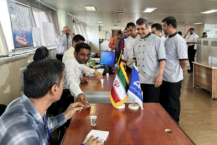 حضور کارکنان سکوهای پارس جنوبی در مرحله دوم انتخابات ریاستجمهوری چهاردهم
