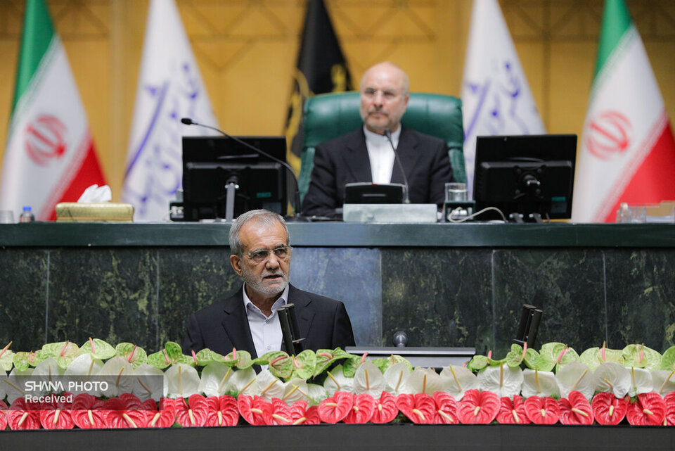 Pezeshkian Presents Budget Bill to the Parliament Pezeshkian Presents Budget Bill to the Parliament