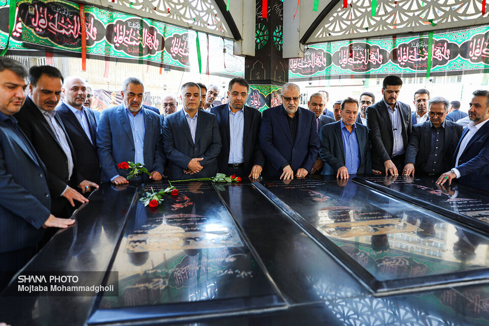 ادای احترام وزیر نفت به شهدای گمنام در نخستین روز کاری ادای احترام وزیر نفت به شهدای گمنام در نخستین روز کاری