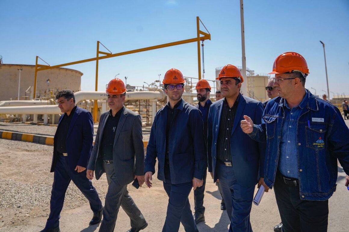 بازدید معاون وزیر نفت از پالایشگاه تهران، انبار نفت ری و تأسیسات خطوط لوله و مخابرات نفت بازدید معاون وزیر نفت از پالایشگاه تهران، انبار نفت ری و تأسیسات خطوط لوله و مخابرات نفت