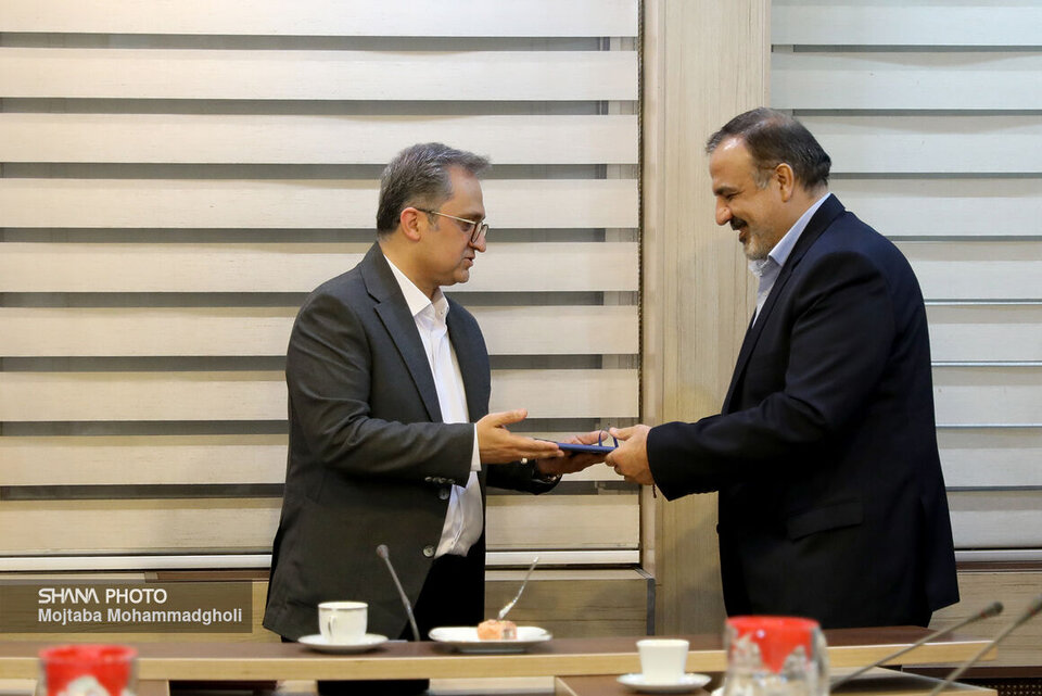 آیین تکریم و معارفه مدیرکل پیشین و جدید روابط عمومی وزارت نفت آیین تکریم و معارفه مدیرکل پیشین و جدید روابط عمومی وزارت نفت